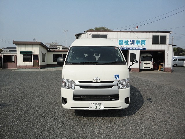車椅子リフト車 ハイエース 車椅子2台+8人=10人乗りのレンタカー 951｜ウェルレンタカー