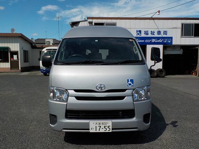 車椅子リフト車 ハイエース 車椅子2台+8人=10人乗りのレンタカー 1755｜ウェルレンタカー