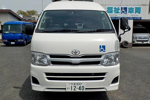 車椅子リフト車 ハイエース 車椅子2台+8人=10人乗りのレンタカー 1240｜ウェルレンタカー