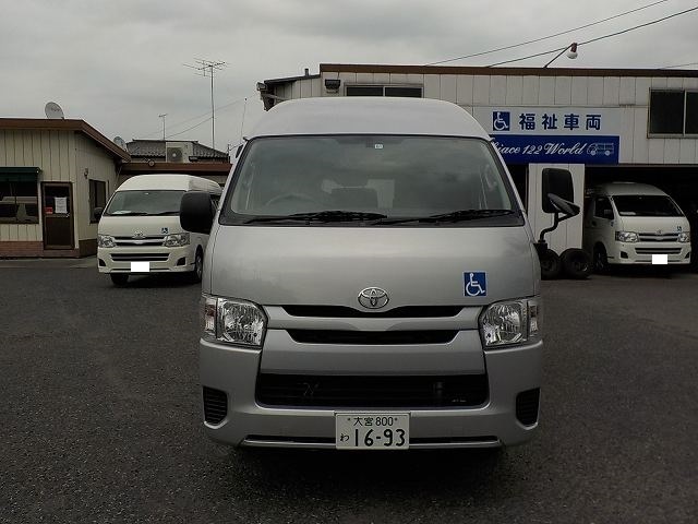 車椅子リフト車 ハイエース 車椅子2台+8人=10人乗りのレンタカー 1693｜ウェルレンタカー