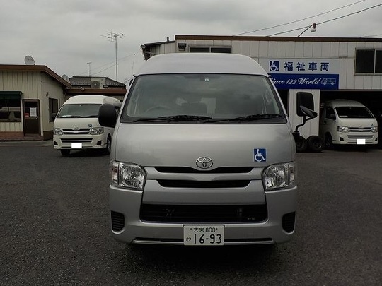車椅子リフト車 ハイエース 車椅子2台+8人=10人乗りのレンタカー 1693｜ウェルレンタカー